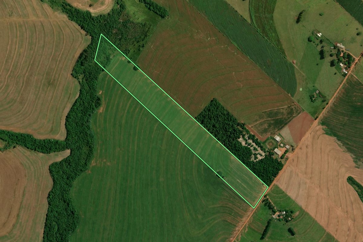 Imagem de satélite do imóvel rural em Iporã (PR), com o contorno declarado no CAR desenhado por cima.