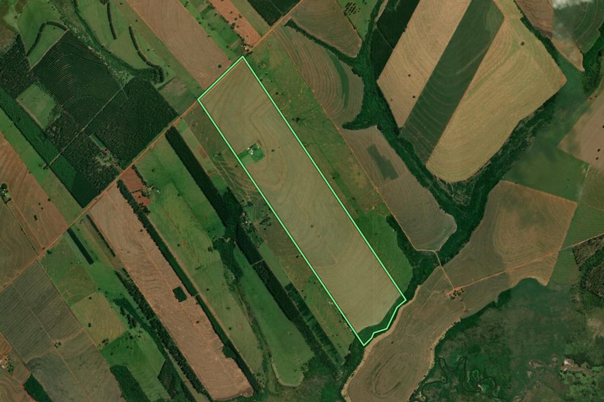 Imagem de satélite do imóvel rural em Iporã (PR), com o contorno declarado no CAR desenhado por cima.