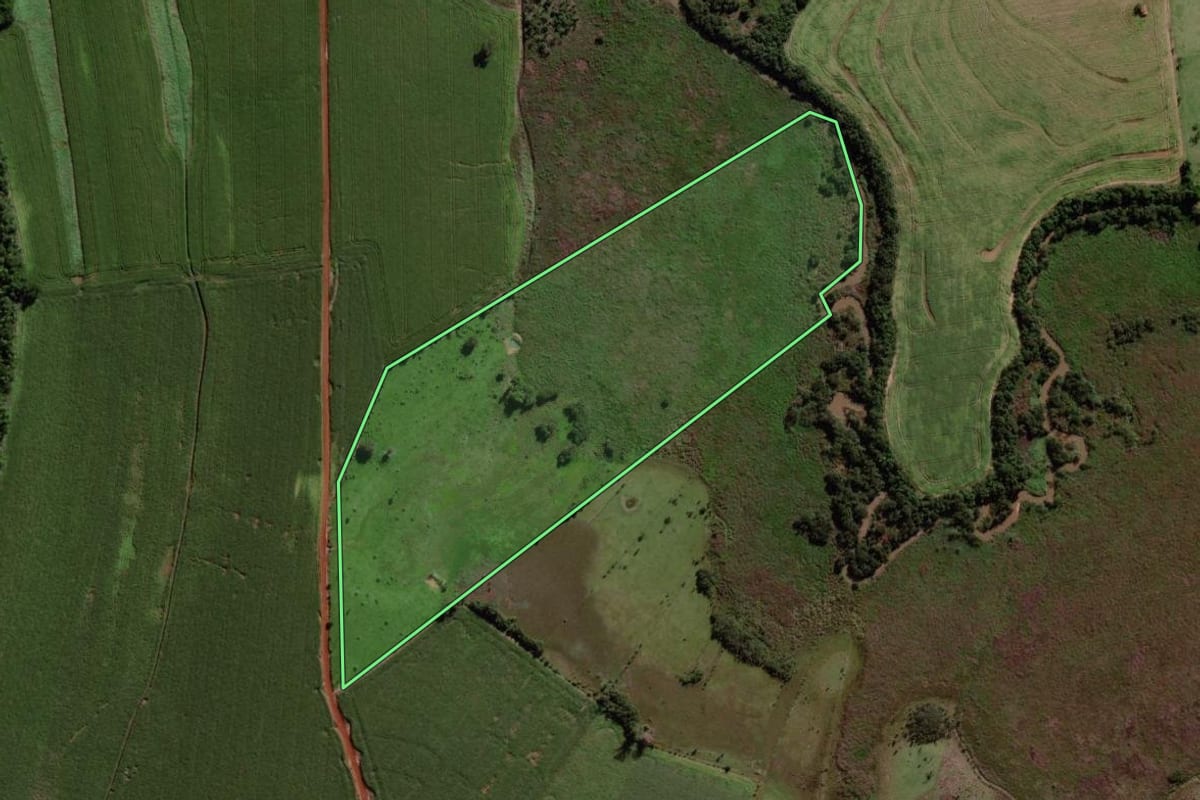Imagem de satélite do imóvel rural em Iporã (PR), com o contorno declarado no CAR desenhado por cima.