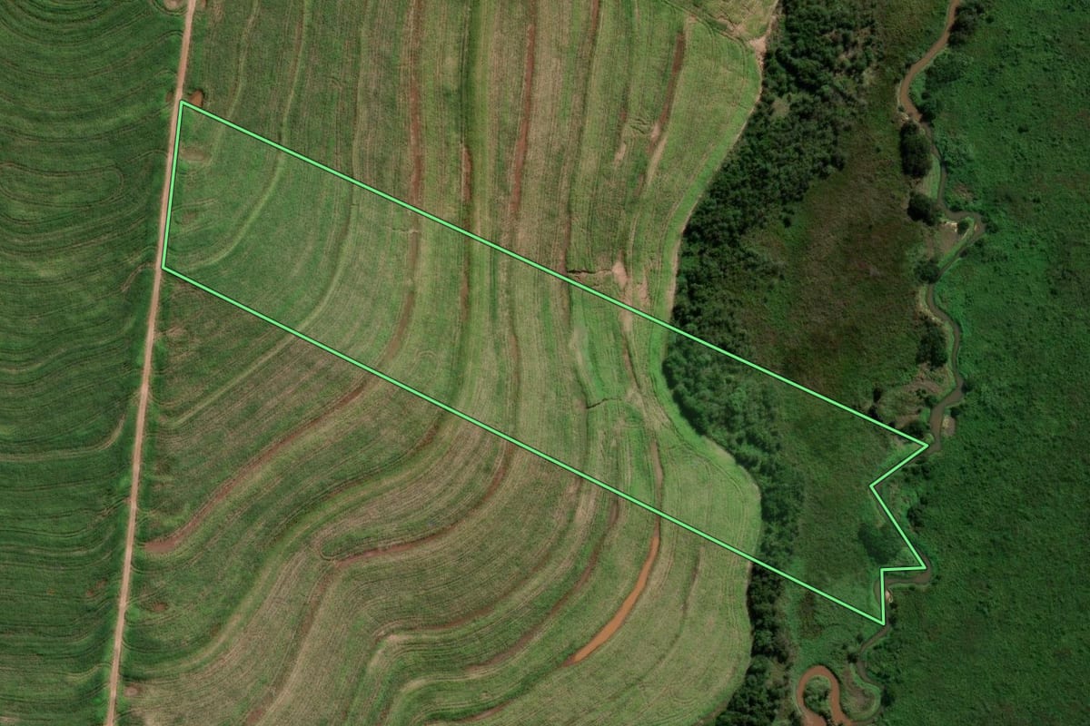Imagem de satélite do imóvel rural em Iporã (PR), com o contorno declarado no CAR desenhado por cima.