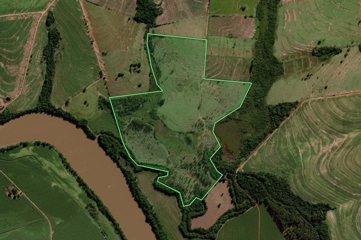 Imagem de satélite do imóvel rural em Iporã (PR), com o contorno declarado no CAR desenhado por cima.