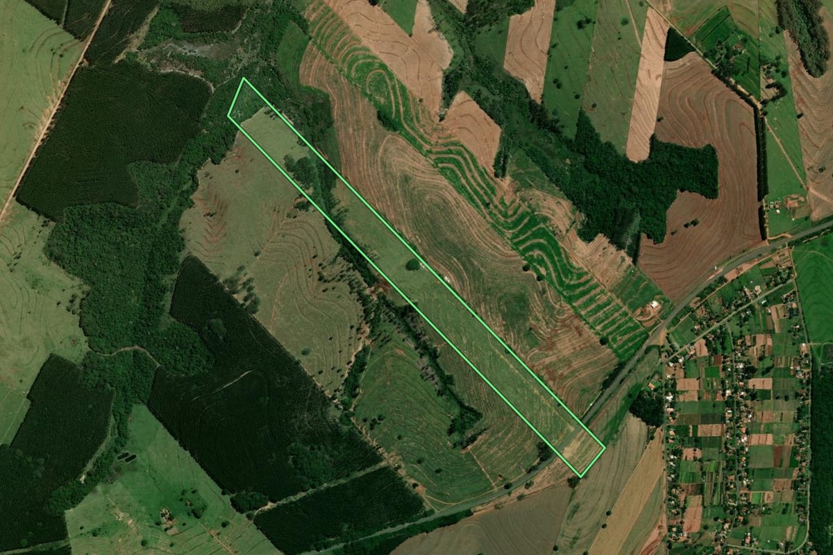 Imagem de satélite do imóvel rural em Iporã (PR), com o contorno declarado no CAR desenhado por cima.