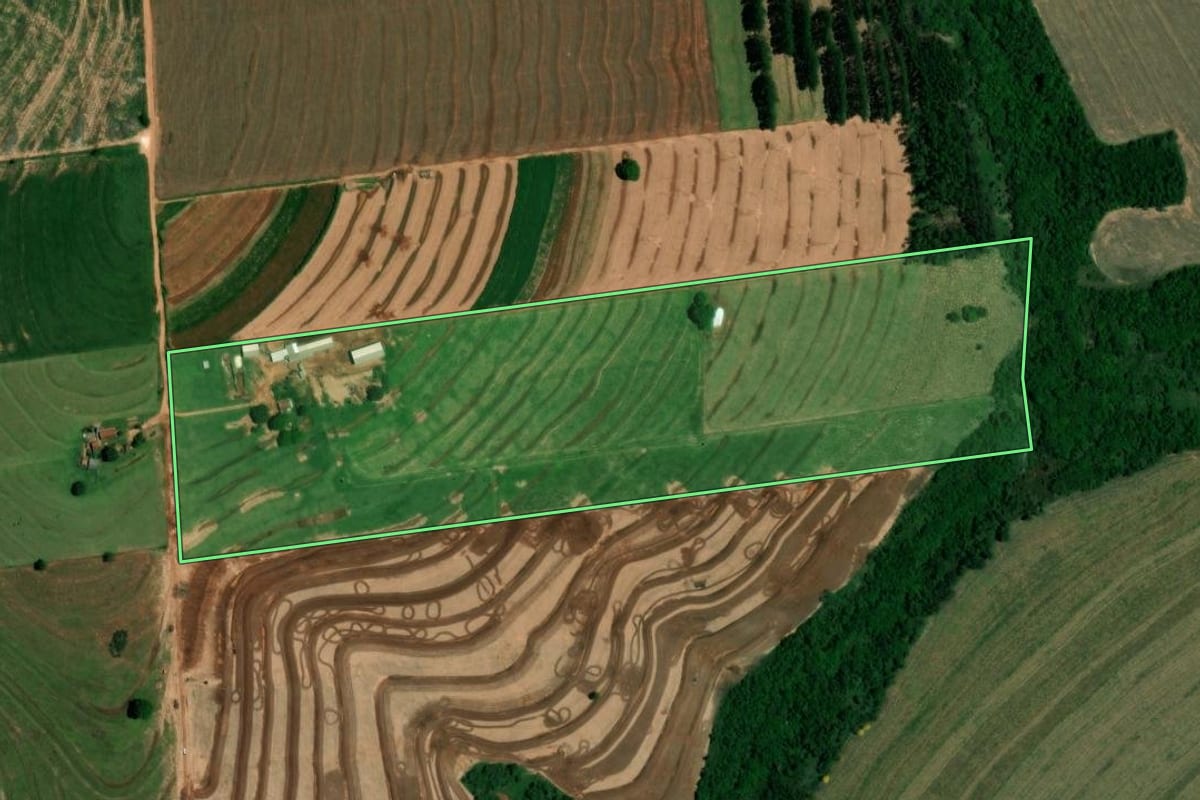 Imagem de satélite do imóvel rural em Iporã (PR), com o contorno declarado no CAR desenhado por cima.