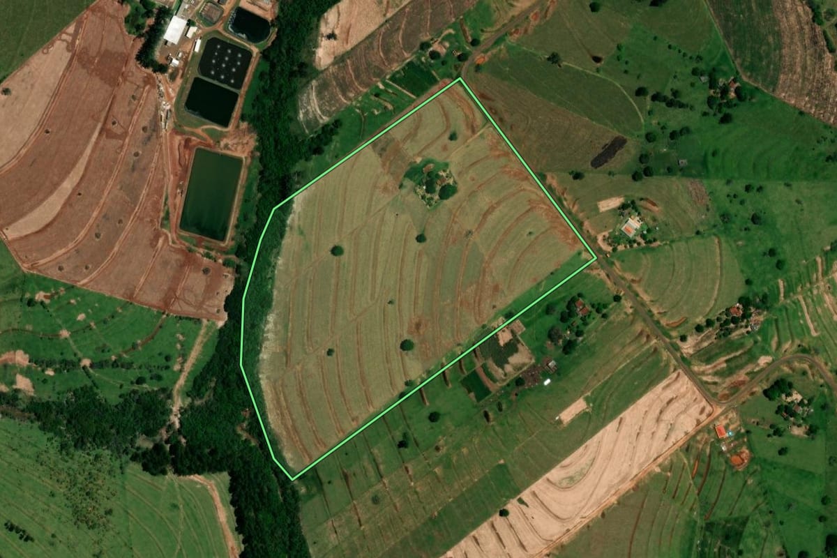 Imagem de satélite do imóvel rural em Iporã (PR), com o contorno declarado no CAR desenhado por cima.