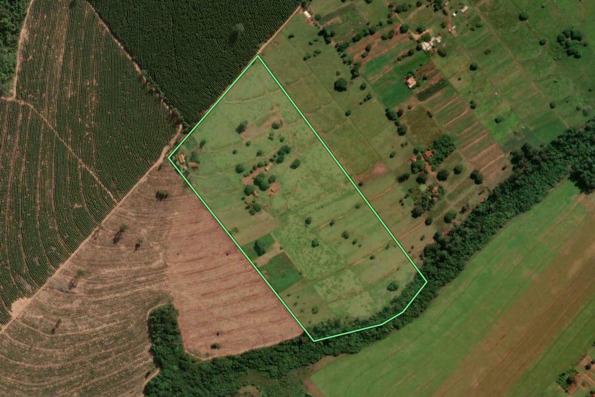 Imagem de satélite do imóvel rural em Iporã (PR), com o contorno declarado no CAR desenhado por cima.