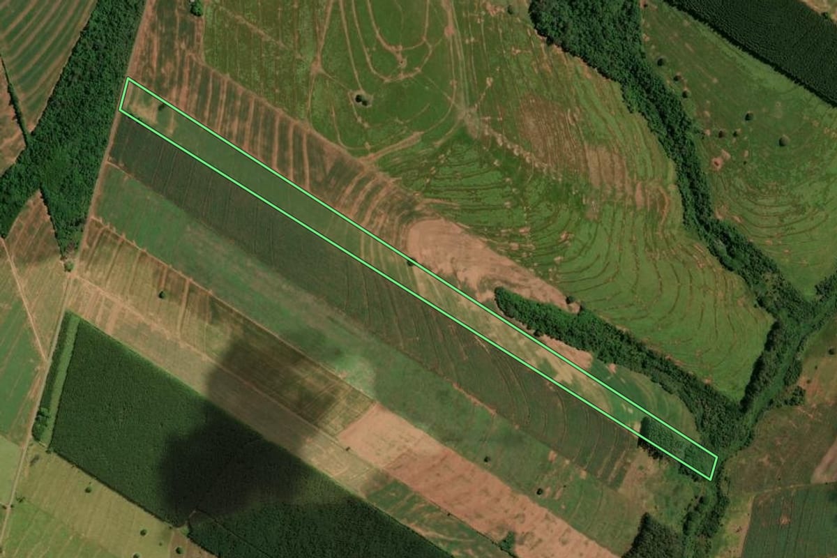 Imagem de satélite do imóvel rural em Iporã (PR), com o contorno declarado no CAR desenhado por cima.