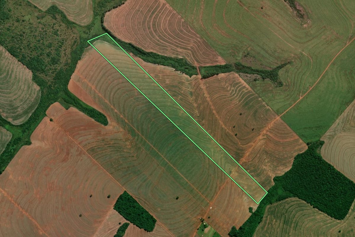 Imagem de satélite do imóvel rural em Iporã (PR), com o contorno declarado no CAR desenhado por cima.