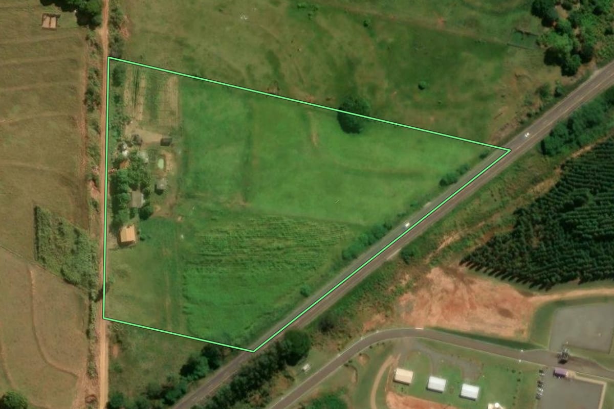 Imagem de satélite do imóvel rural em Iporã (PR), com o contorno declarado no CAR desenhado por cima.