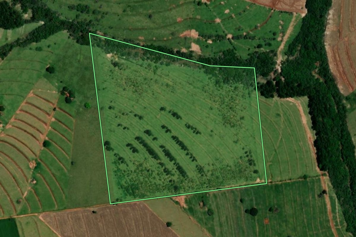 Imagem de satélite do imóvel rural em Iporã (PR), com o contorno declarado no CAR desenhado por cima.