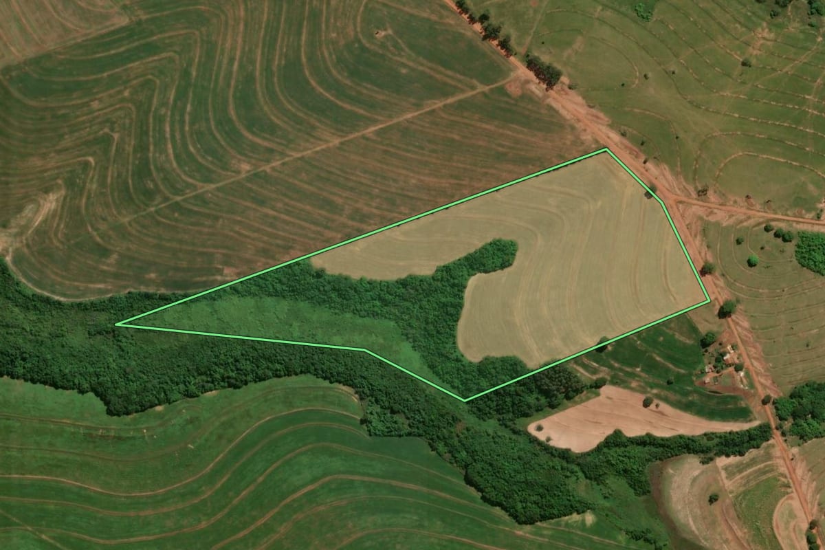 Imagem de satélite do imóvel rural em Iporã (PR), com o contorno declarado no CAR desenhado por cima.