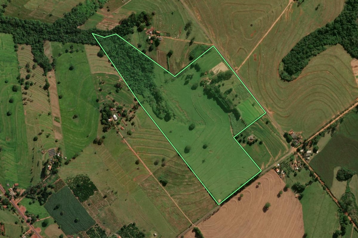 Imagem de satélite do imóvel rural em Iporã (PR), com o contorno declarado no CAR desenhado por cima.