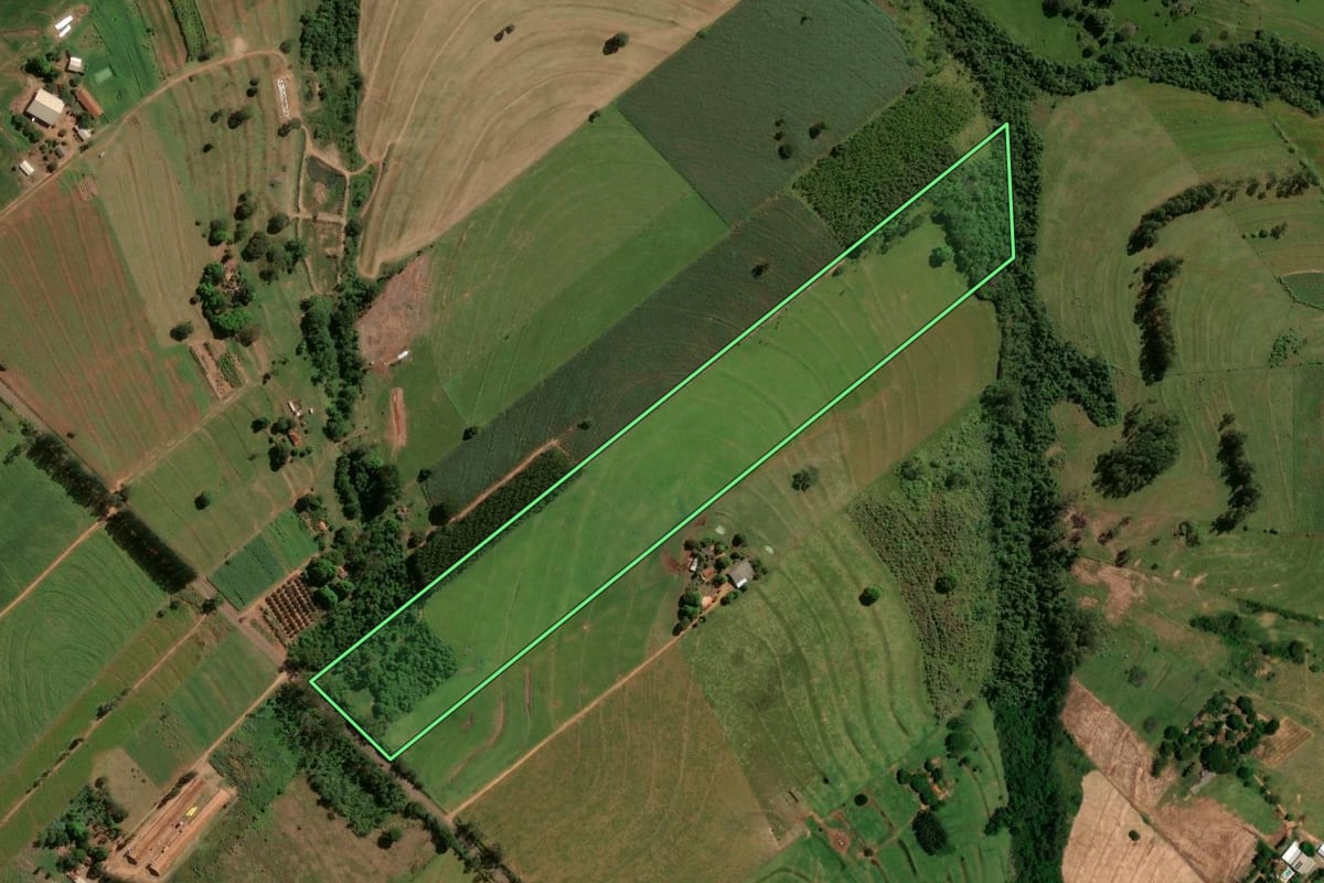 Imagem de satélite do imóvel rural em Iporã (PR), com o contorno declarado no CAR desenhado por cima.