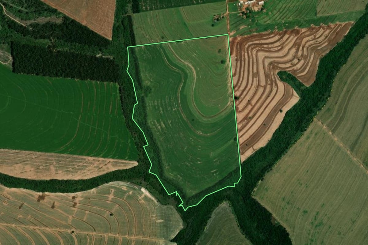Imagem de satélite do imóvel rural em Iporã (PR), com o contorno declarado no CAR desenhado por cima.