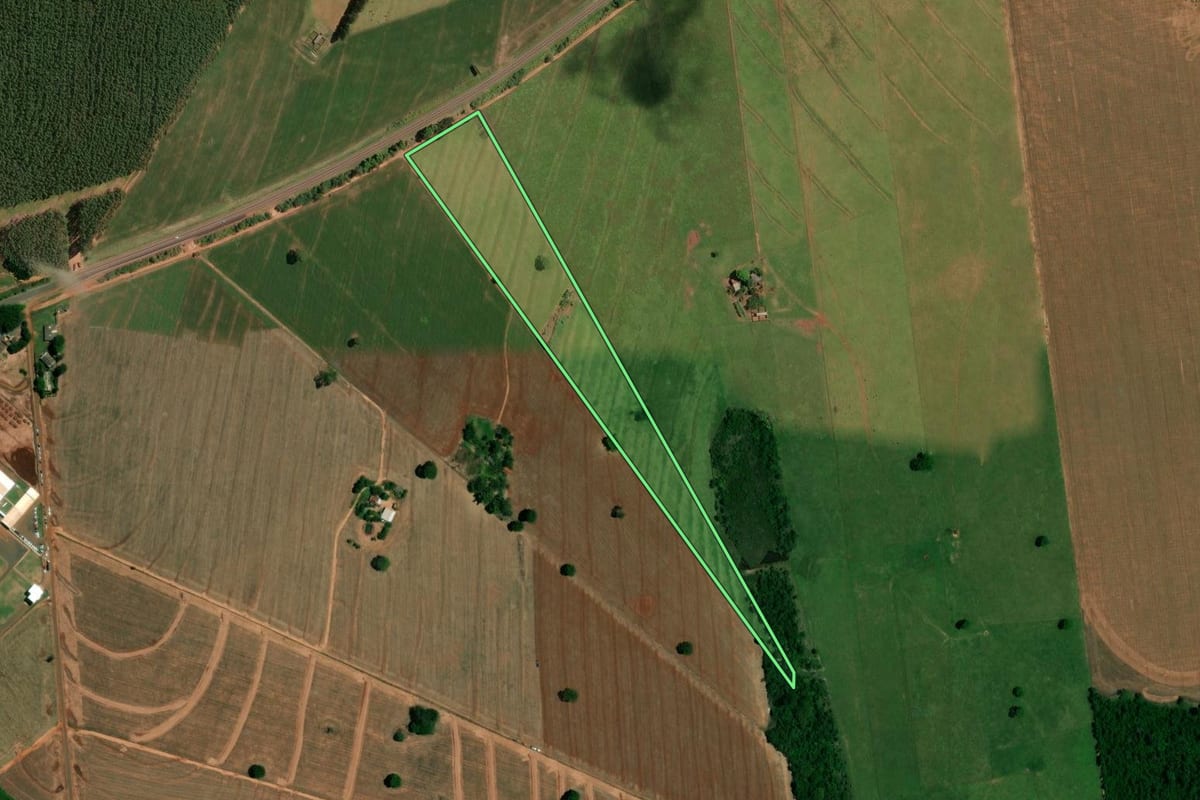 Imagem de satélite do imóvel rural em Iporã (PR), com o contorno declarado no CAR desenhado por cima.