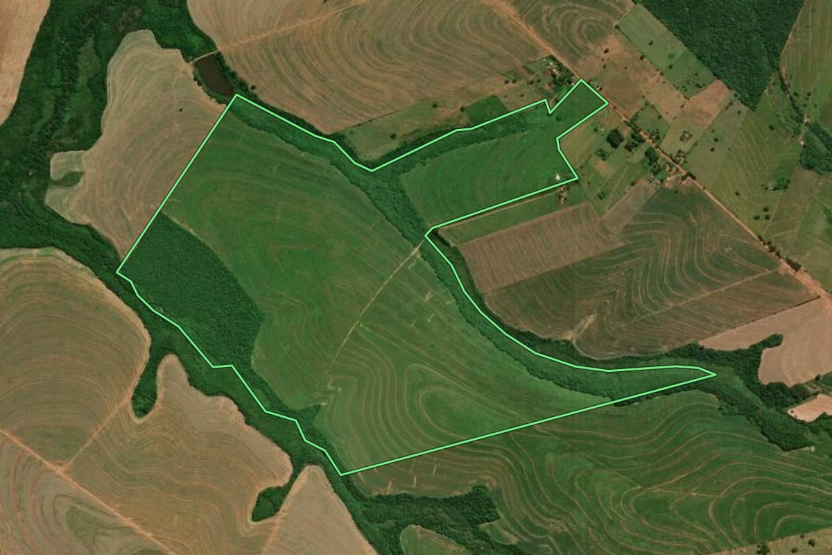 Imagem de satélite do imóvel rural em Iporã (PR), com o contorno declarado no CAR desenhado por cima.