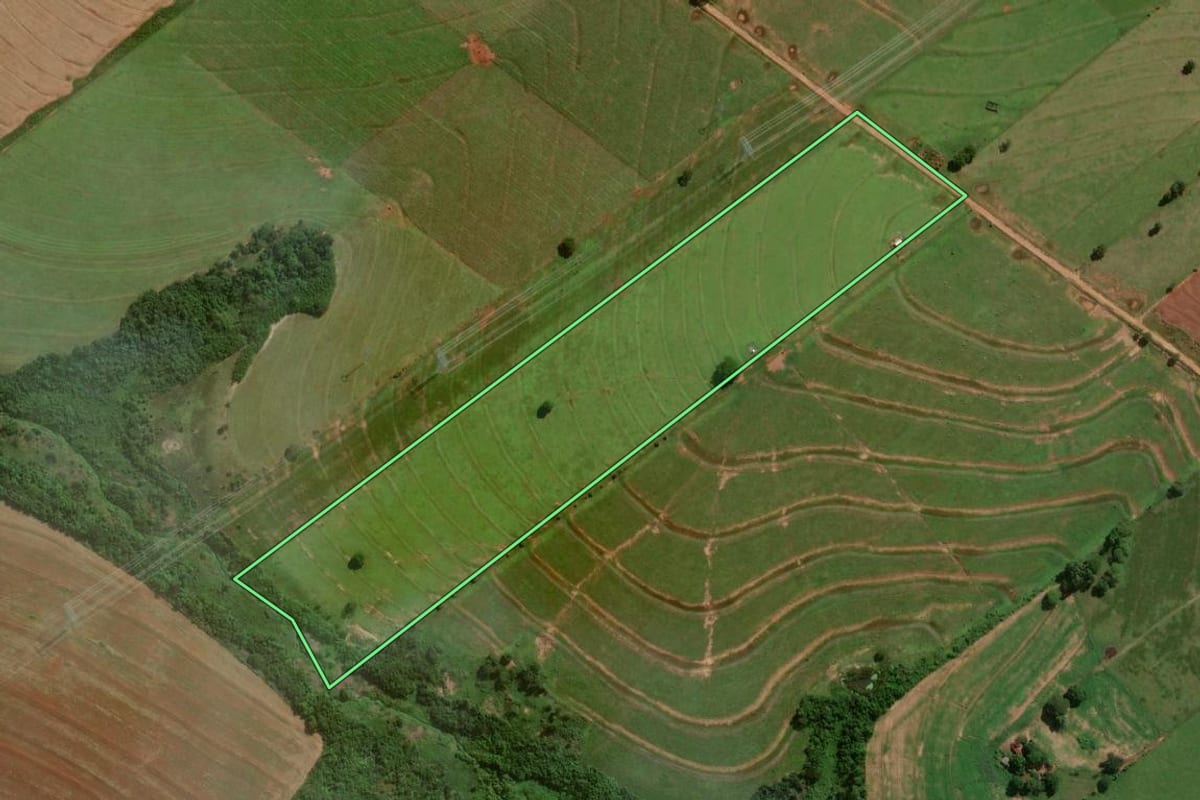 Imagem de satélite do imóvel rural em Iporã (PR), com o contorno declarado no CAR desenhado por cima.