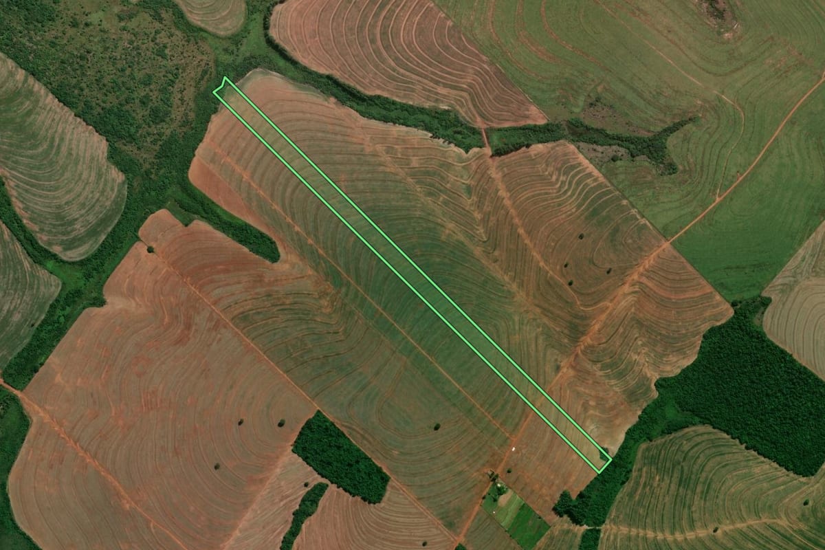 Imagem de satélite do imóvel rural em Iporã (PR), com o contorno declarado no CAR desenhado por cima.
