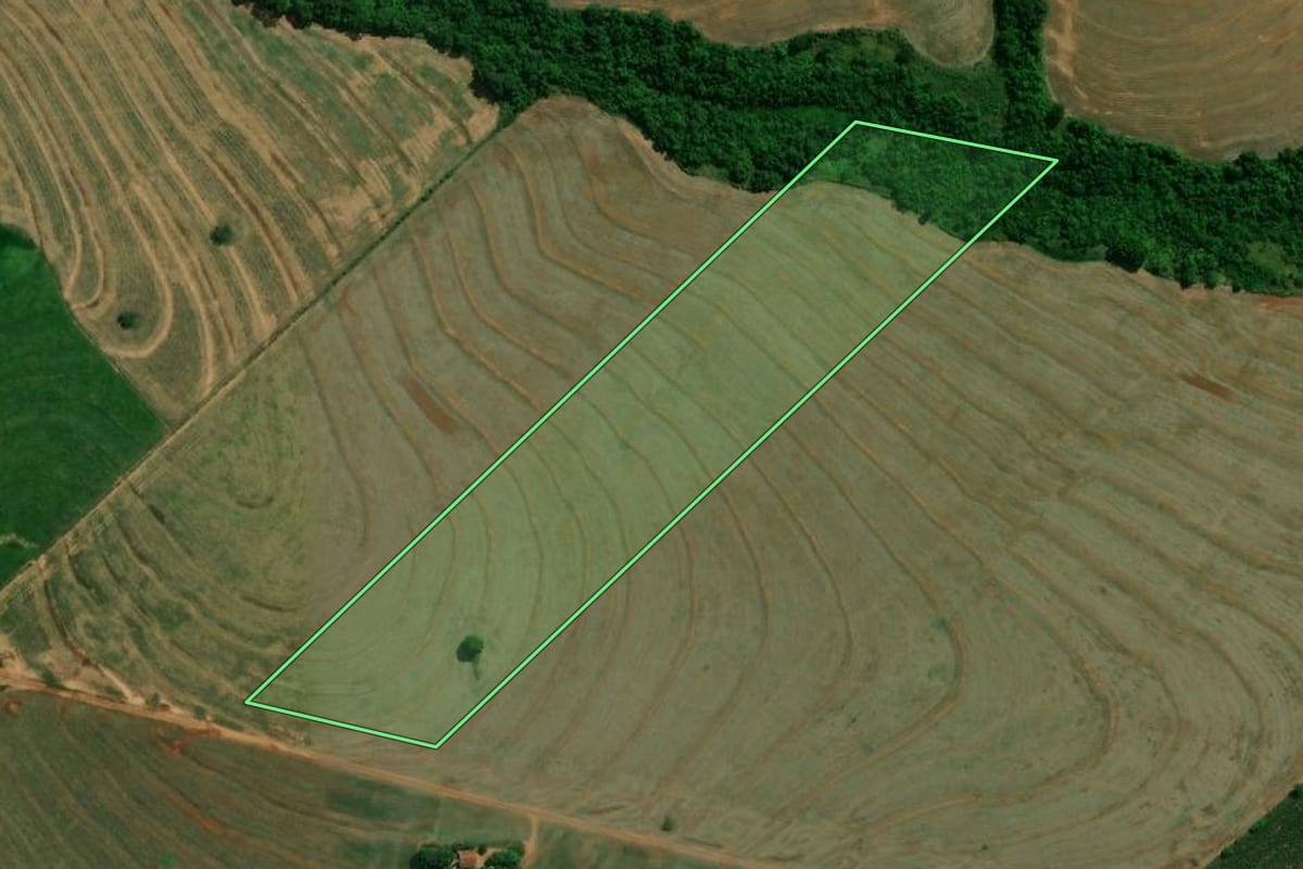 Imagem de satélite do imóvel rural em Iporã (PR), com o contorno declarado no CAR desenhado por cima.