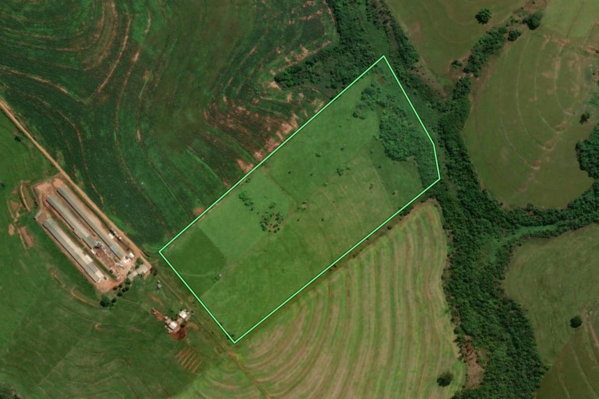Imagem de satélite do imóvel rural em Iporã (PR), com o contorno declarado no CAR desenhado por cima.