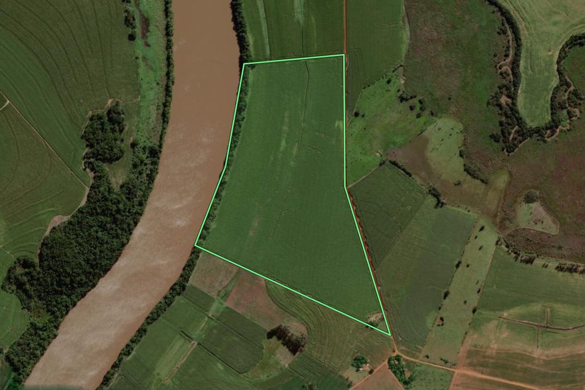 Imagem de satélite do imóvel rural em Iporã (PR), com o contorno declarado no CAR desenhado por cima.