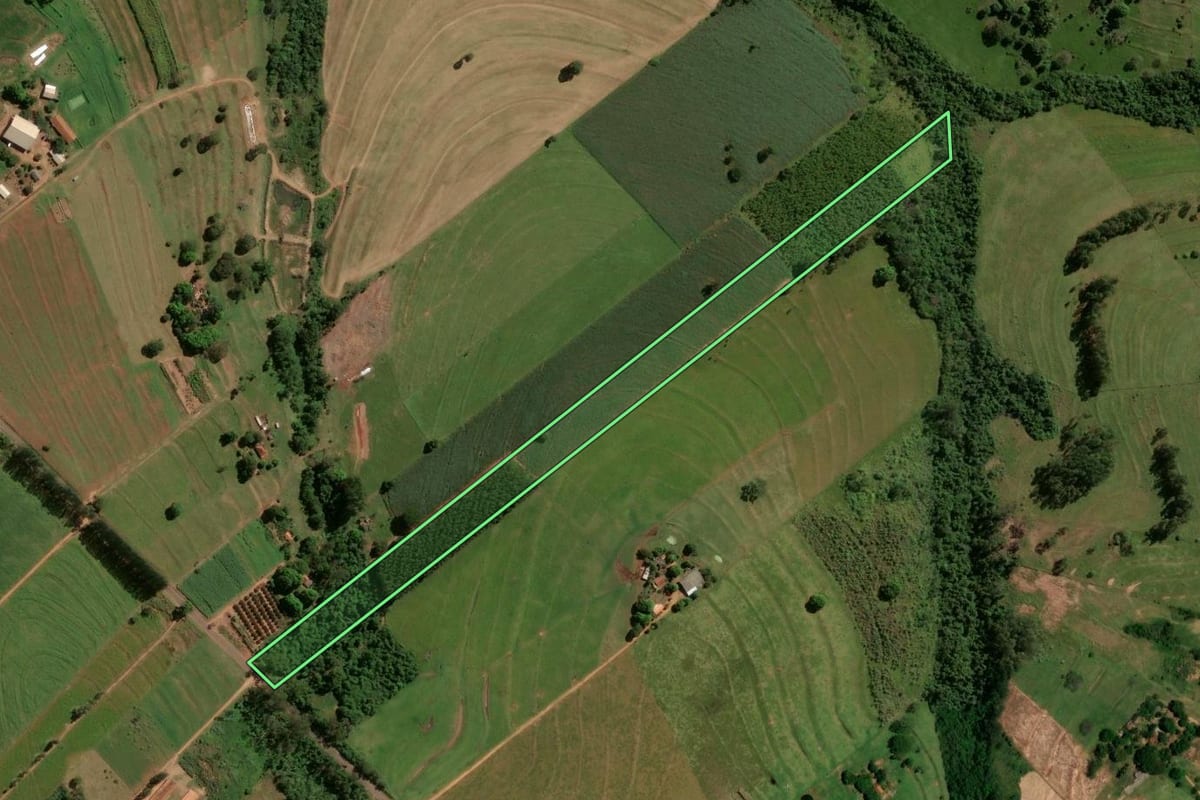 Imagem de satélite do imóvel rural em Iporã (PR), com o contorno declarado no CAR desenhado por cima.