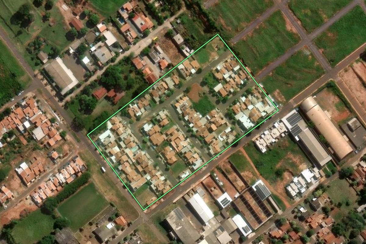 Imagem de satélite do imóvel rural em Iporã (PR), com o contorno declarado no CAR desenhado por cima.