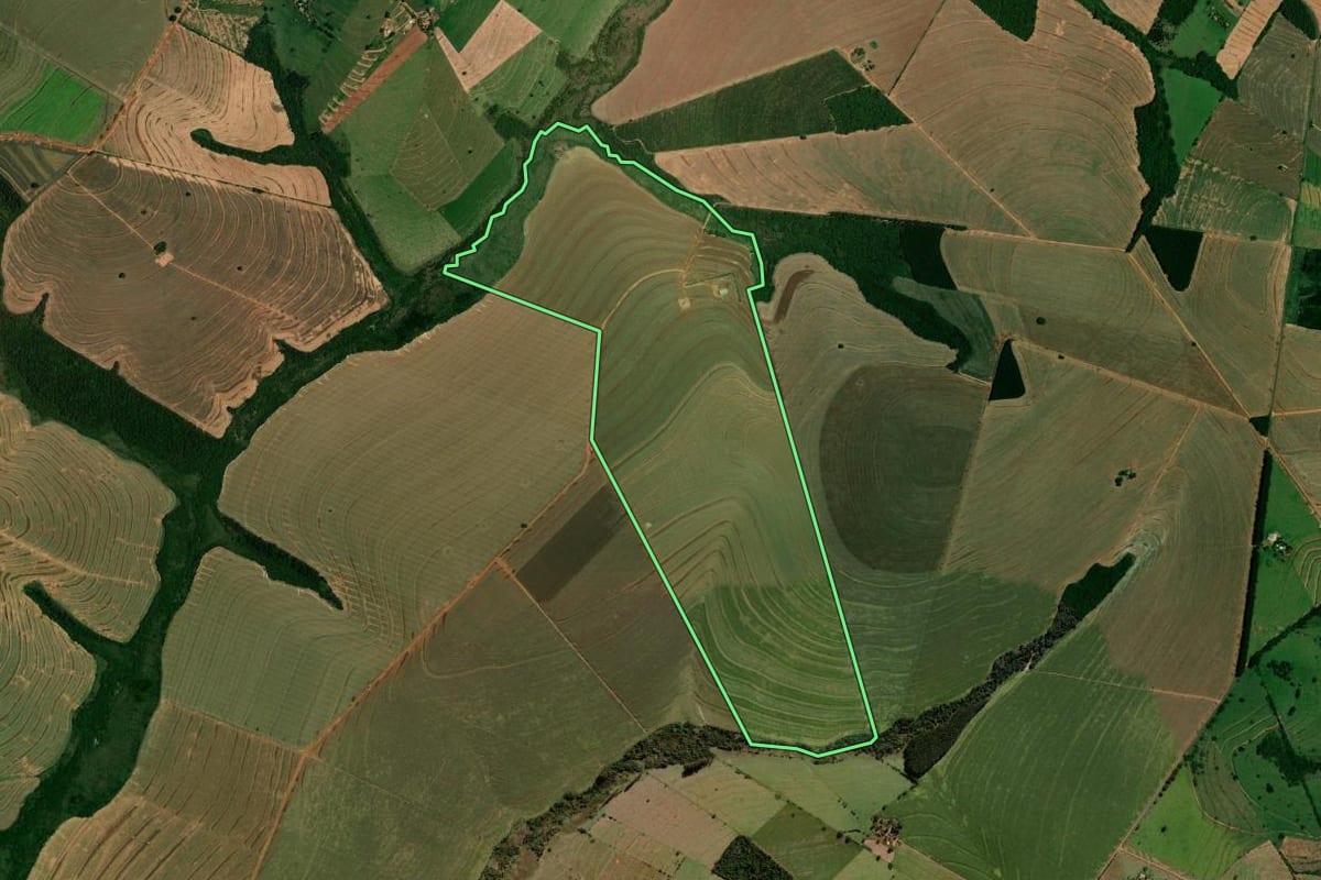 Imagem de satélite do imóvel rural em Iporã (PR), com o contorno declarado no CAR desenhado por cima.
