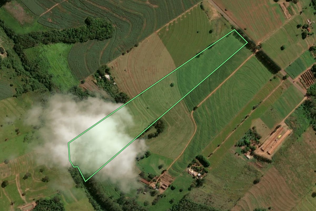 Imagem de satélite do imóvel rural em Iporã (PR), com o contorno declarado no CAR desenhado por cima.