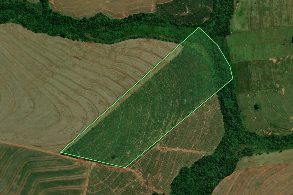 Imagem de satélite do imóvel rural em Iporã (PR), com o contorno declarado no CAR desenhado por cima.