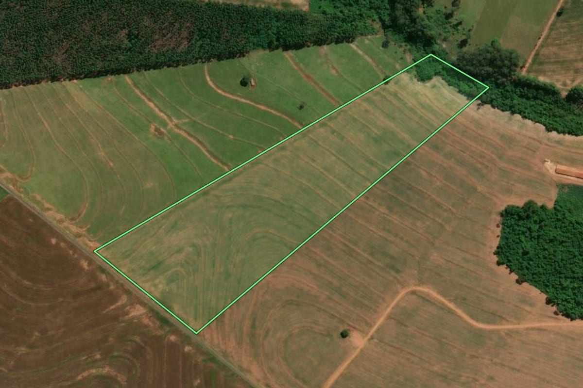 Imagem de satélite do imóvel rural em Iporã (PR), com o contorno declarado no CAR desenhado por cima.