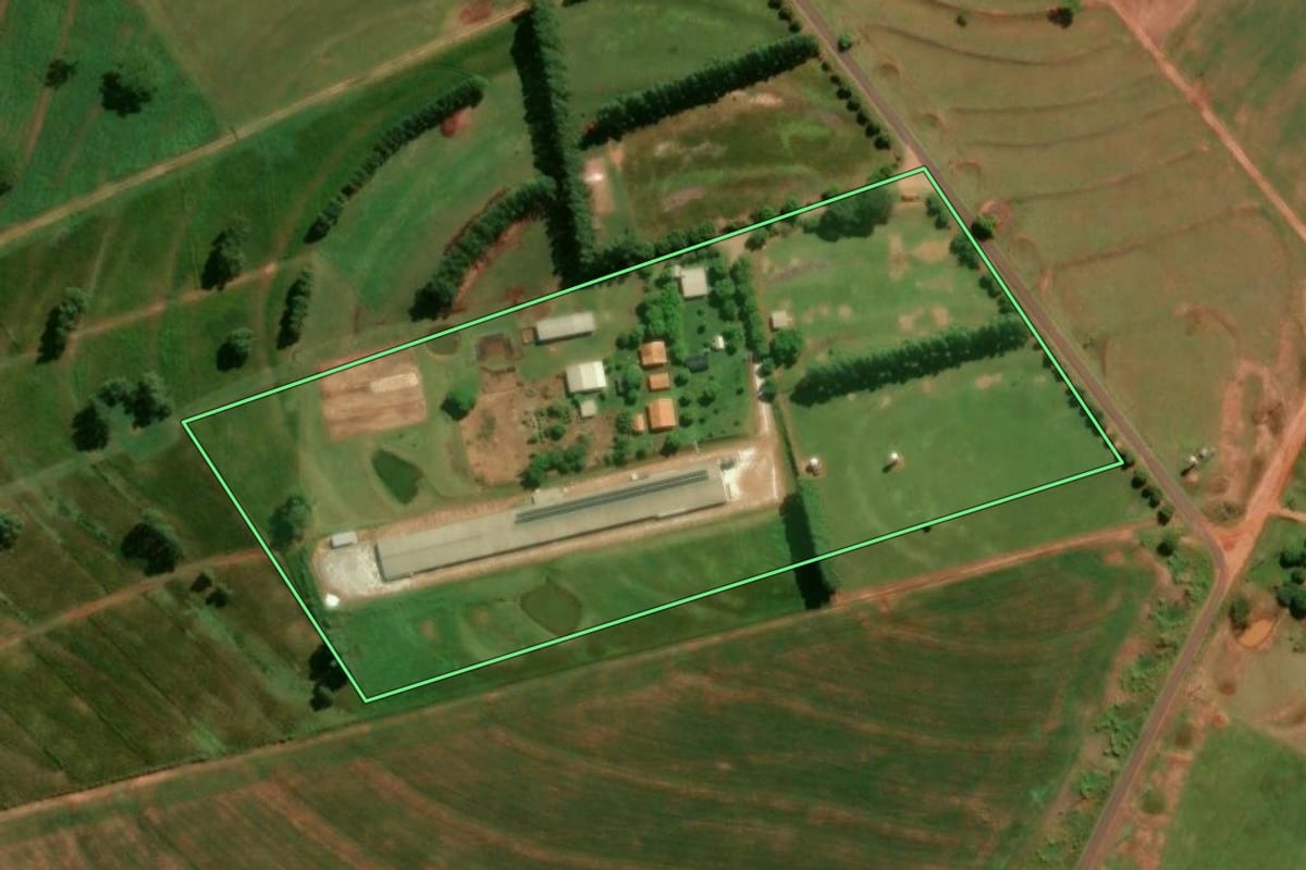 Imagem de satélite do imóvel rural em Iporã (PR), com o contorno declarado no CAR desenhado por cima.
