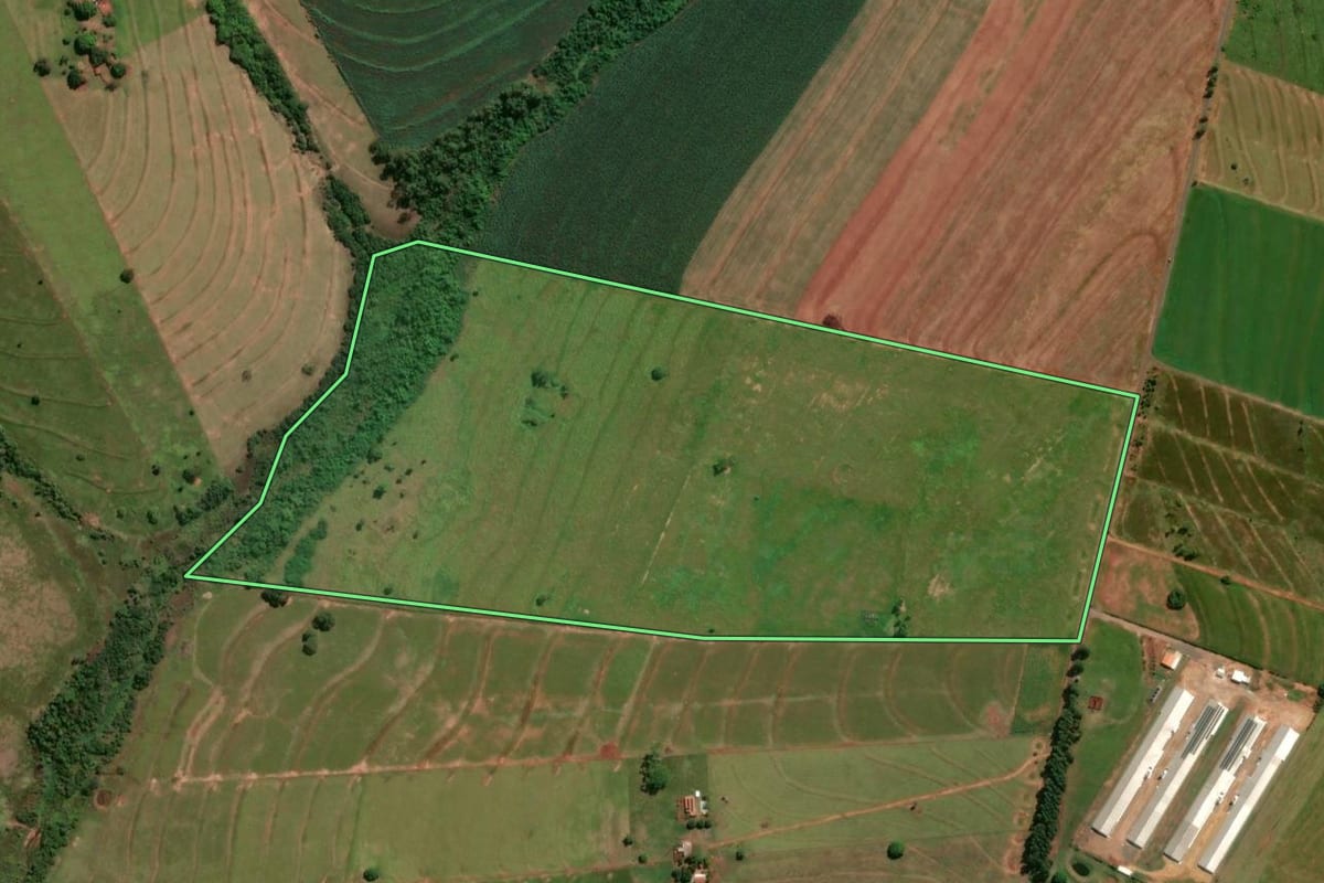 Imagem de satélite do imóvel rural em Iporã (PR), com o contorno declarado no CAR desenhado por cima.