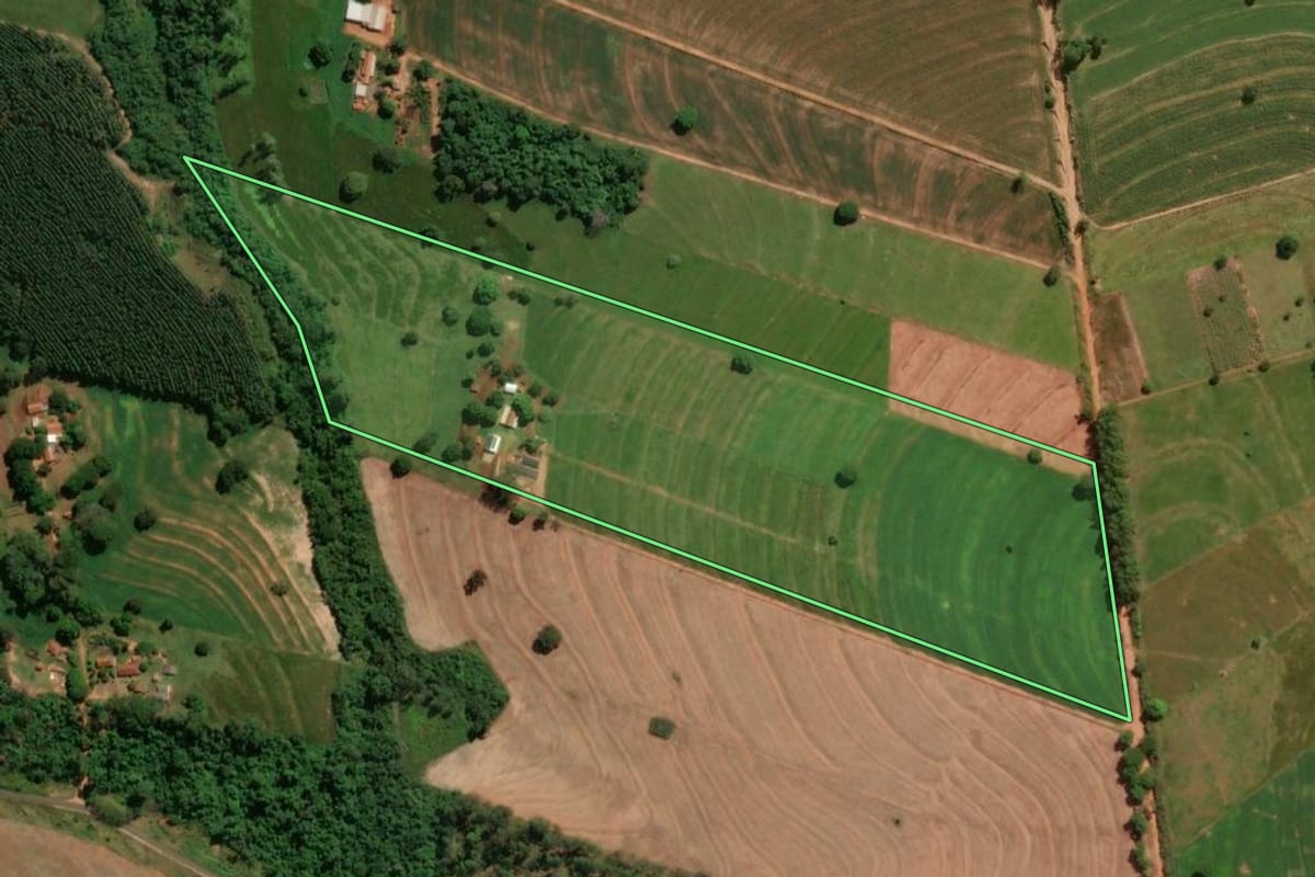 Imagem de satélite do imóvel rural em Iporã (PR), com o contorno declarado no CAR desenhado por cima.