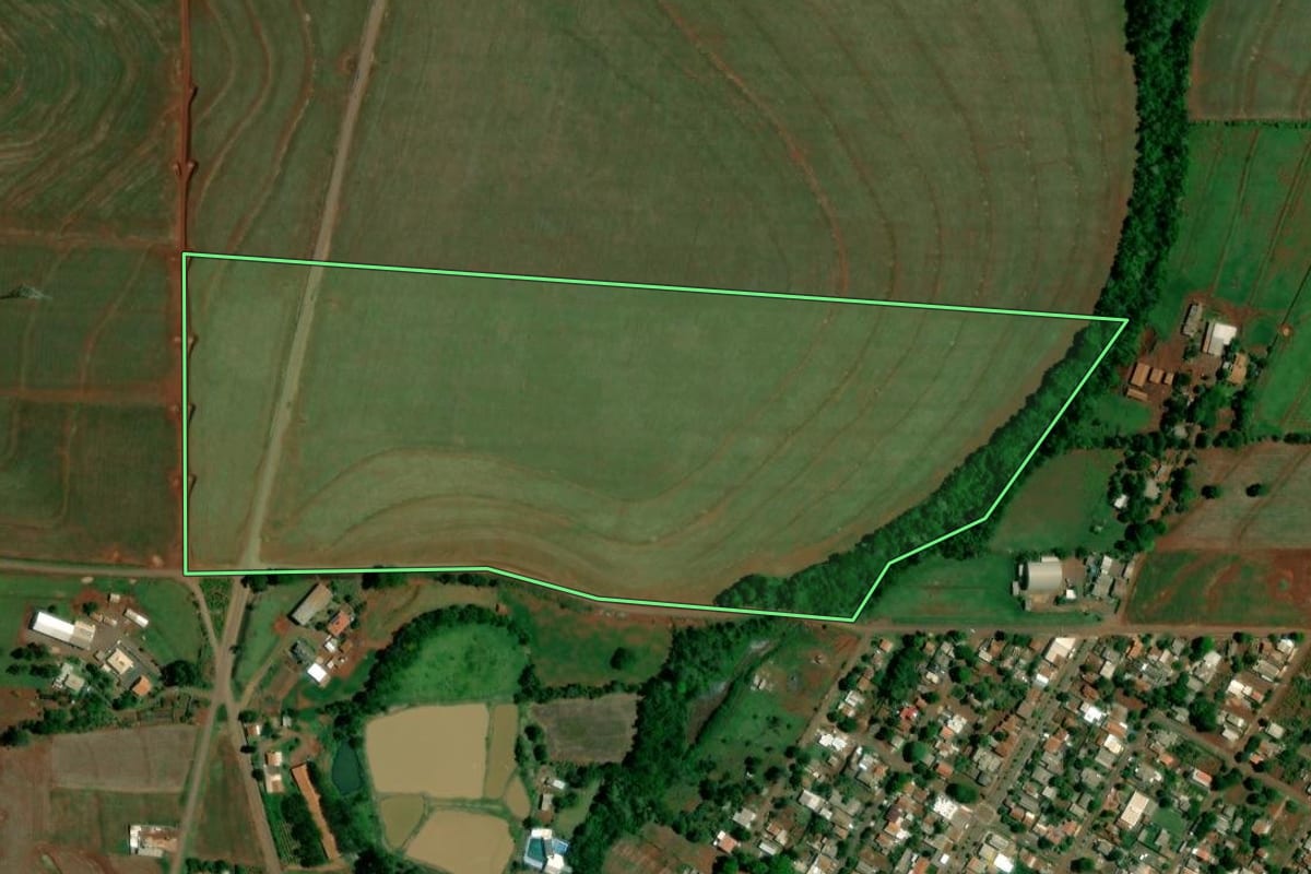 Imagem de satélite do imóvel rural em Iracema do Oeste (PR), com o contorno declarado no CAR desenhado por cima.