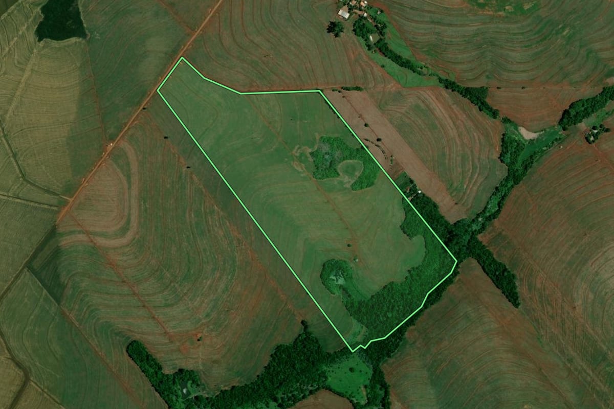 Imagem de satélite do imóvel rural em Iracema do Oeste (PR), com o contorno declarado no CAR desenhado por cima.