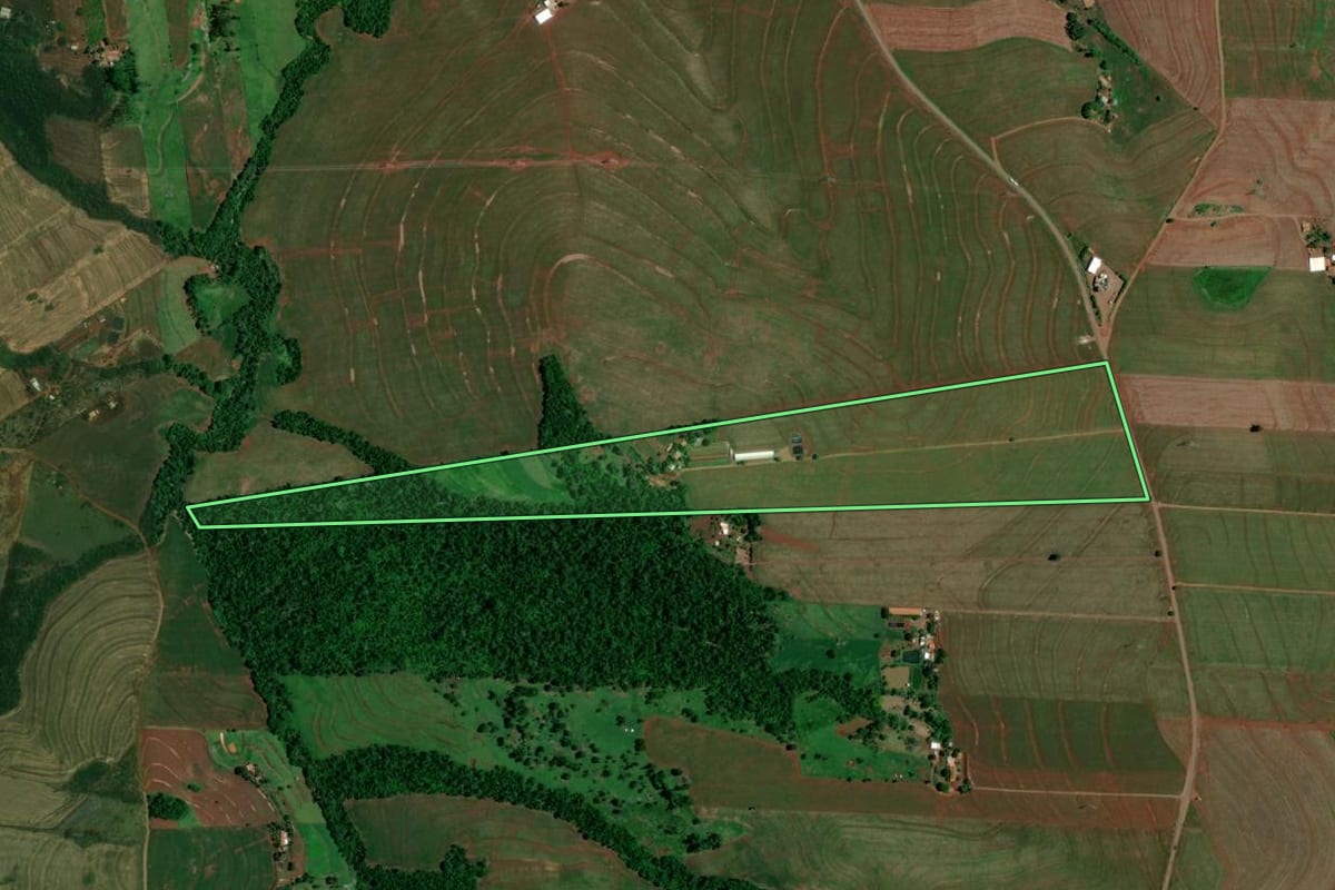 Imagem de satélite do imóvel rural em Iracema do Oeste (PR), com o contorno declarado no CAR desenhado por cima.