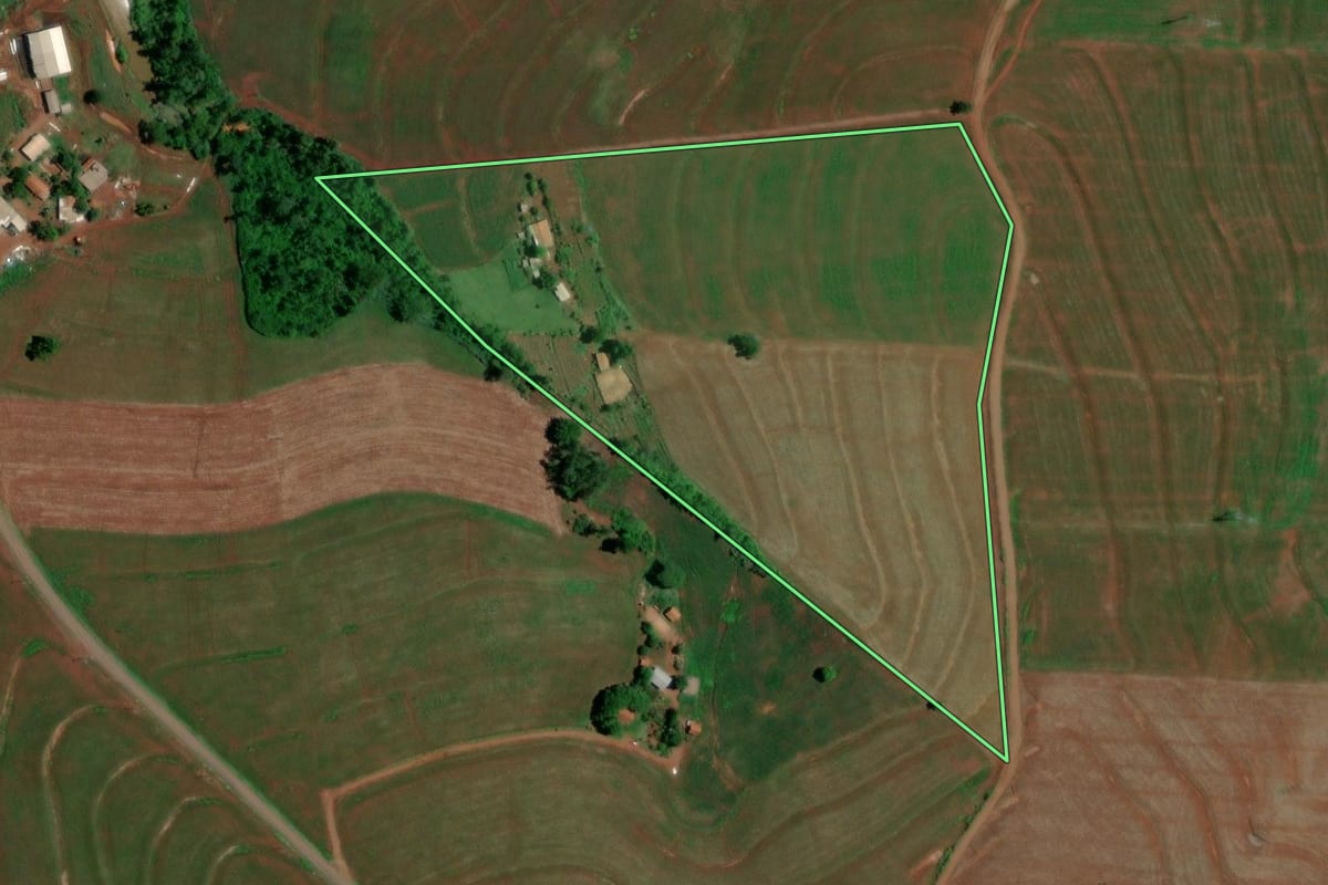 Imagem de satélite do imóvel rural em Iracema do Oeste (PR), com o contorno declarado no CAR desenhado por cima.