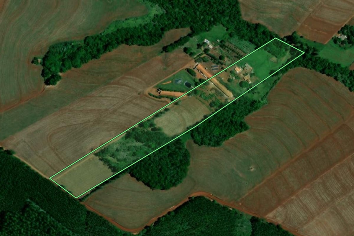Imagem de satélite do imóvel rural em Iracema do Oeste (PR), com o contorno declarado no CAR desenhado por cima.