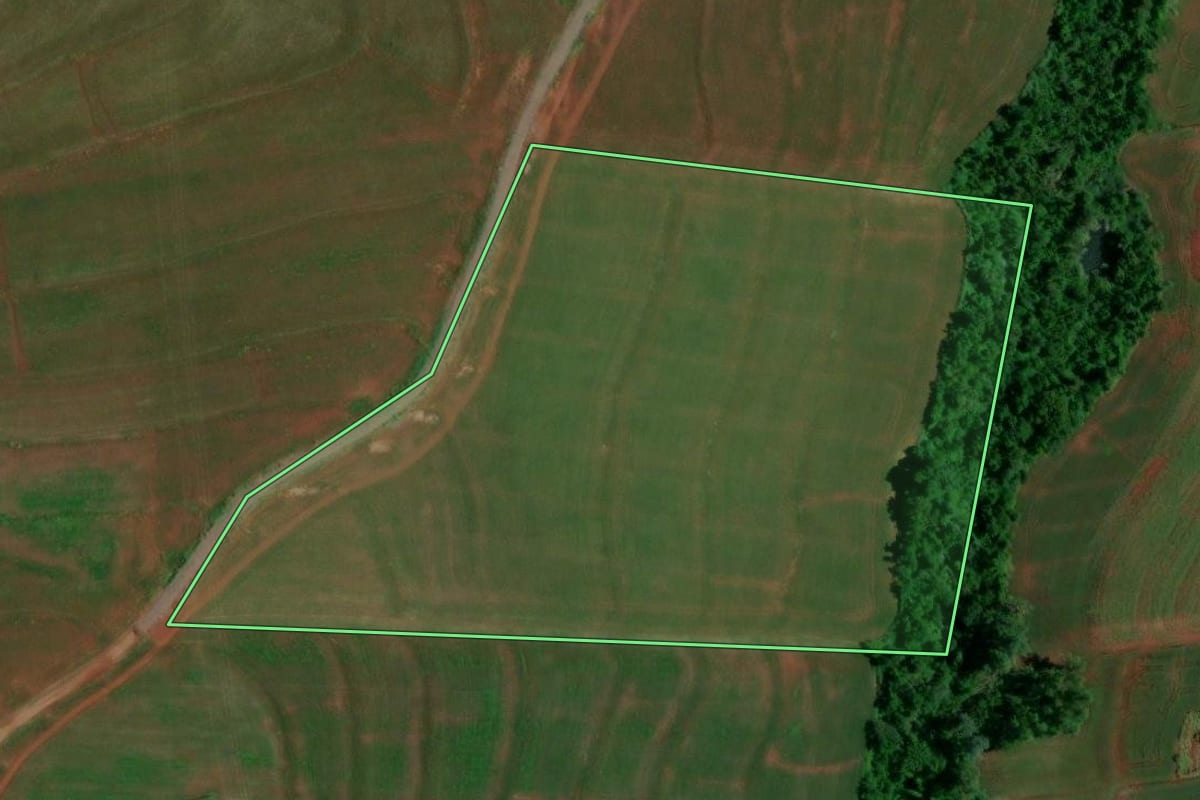 Imagem de satélite do imóvel rural em Iracema do Oeste (PR), com o contorno declarado no CAR desenhado por cima.