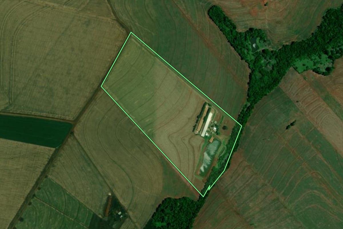 Imagem de satélite do imóvel rural em Iracema do Oeste (PR), com o contorno declarado no CAR desenhado por cima.