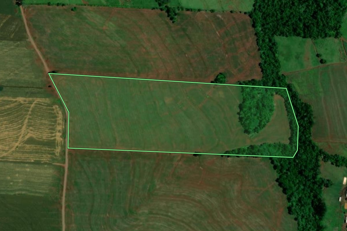 Imagem de satélite do imóvel rural em Iracema do Oeste (PR), com o contorno declarado no CAR desenhado por cima.
