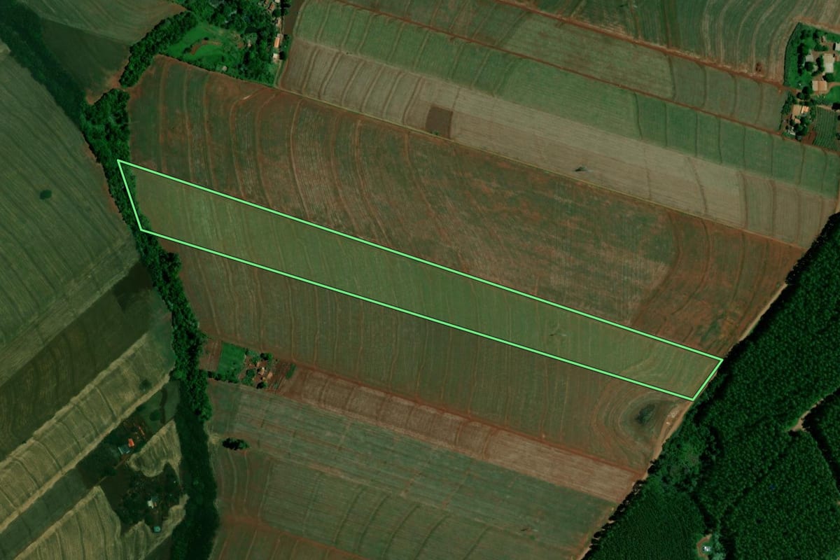 Imagem de satélite do imóvel rural em Iracema do Oeste (PR), com o contorno declarado no CAR desenhado por cima.