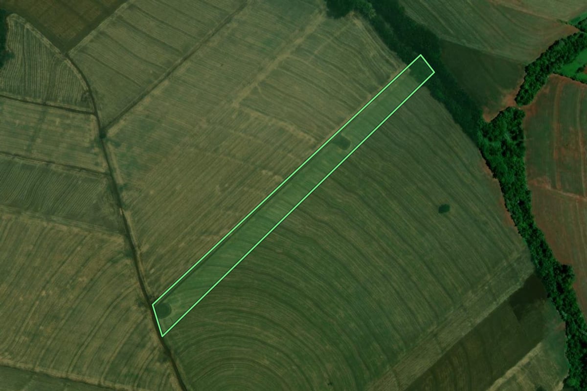 Imagem de satélite do imóvel rural em Iracema do Oeste (PR), com o contorno declarado no CAR desenhado por cima.