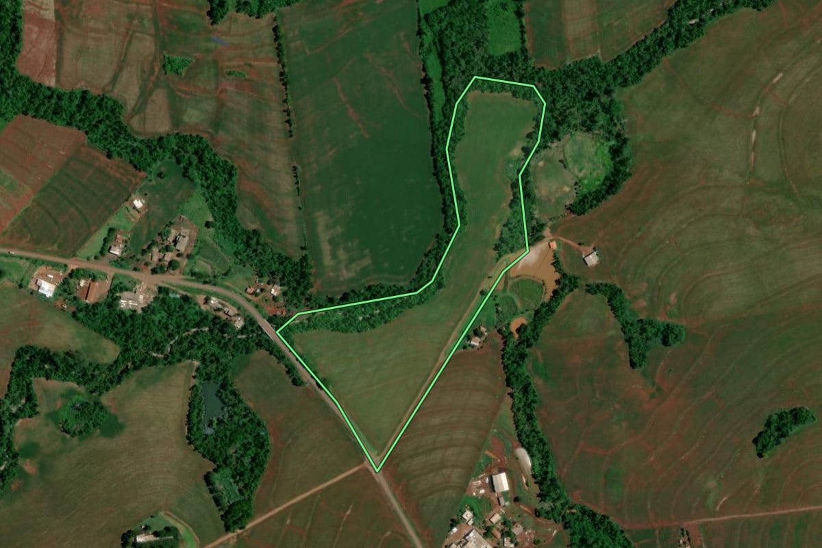 Imagem de satélite do imóvel rural em Iracema do Oeste (PR), com o contorno declarado no CAR desenhado por cima.