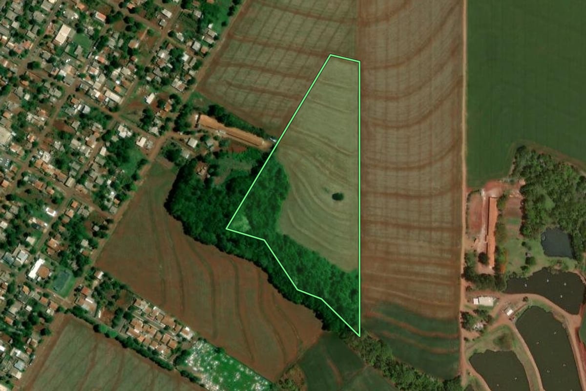 Imagem de satélite do imóvel rural em Iracema do Oeste (PR), com o contorno declarado no CAR desenhado por cima.