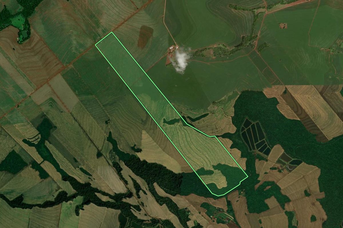 Imagem de satélite do imóvel rural em Iracema do Oeste (PR), com o contorno declarado no CAR desenhado por cima.