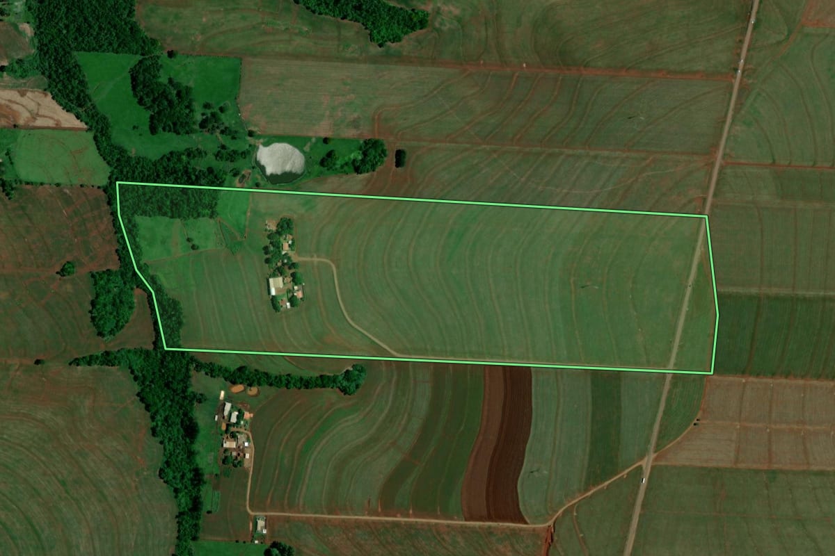 Imagem de satélite do imóvel rural em Iracema do Oeste (PR), com o contorno declarado no CAR desenhado por cima.