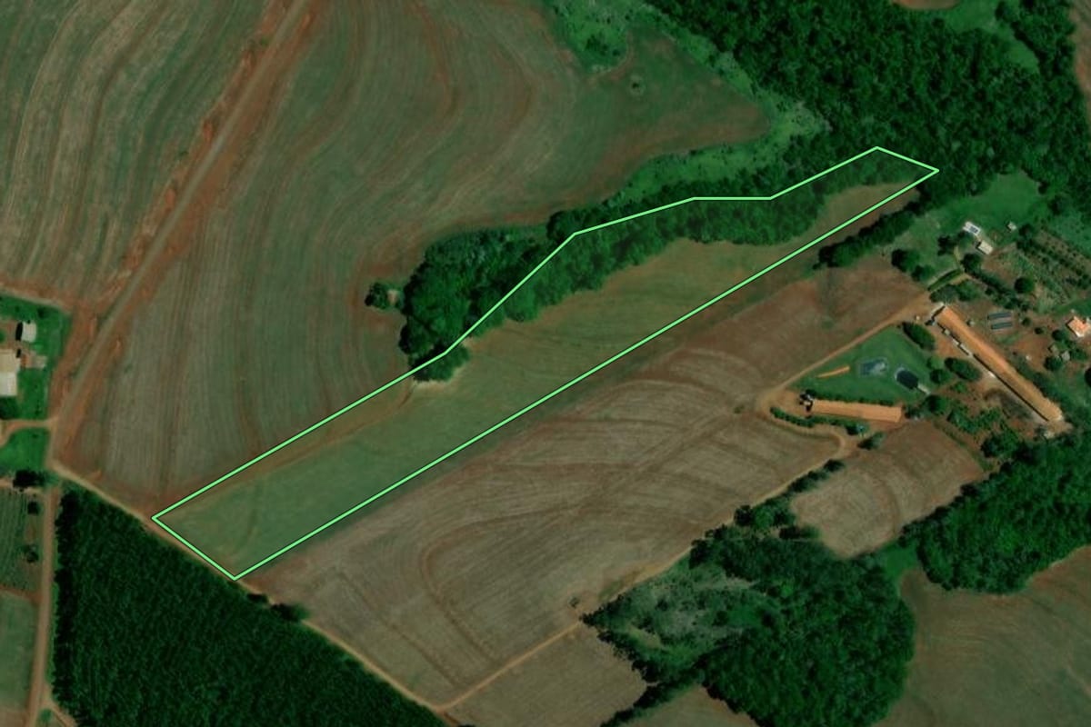 Imagem de satélite do imóvel rural em Iracema do Oeste (PR), com o contorno declarado no CAR desenhado por cima.