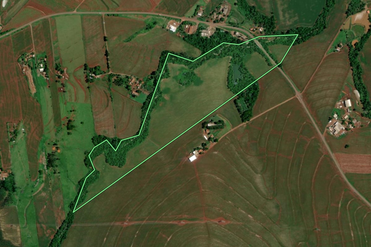 Imagem de satélite do imóvel rural em Iracema do Oeste (PR), com o contorno declarado no CAR desenhado por cima.