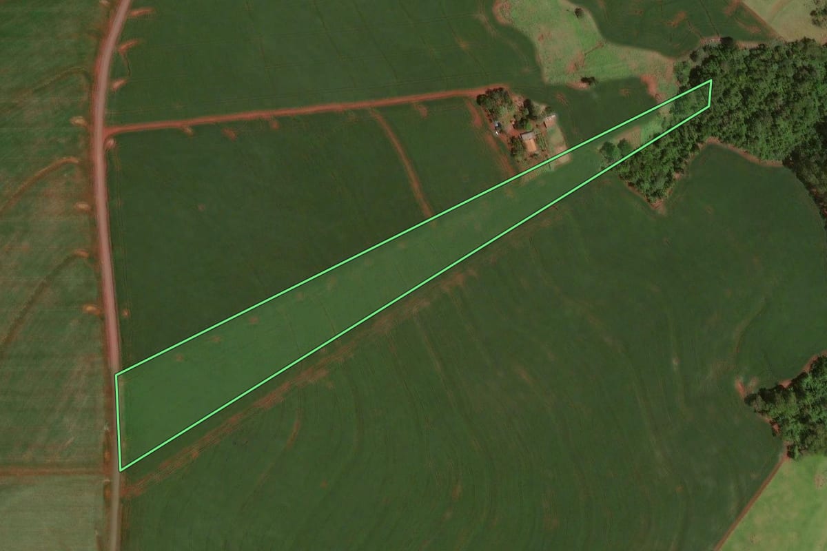 Imagem de satélite do imóvel rural em Iracema do Oeste (PR), com o contorno declarado no CAR desenhado por cima.